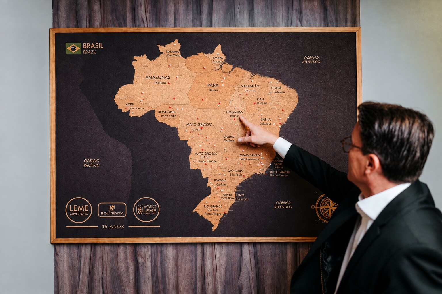 Mapa do Brasil emoldurado, com alfinetes marcando as cidades atendidas pela Leme Advocacia